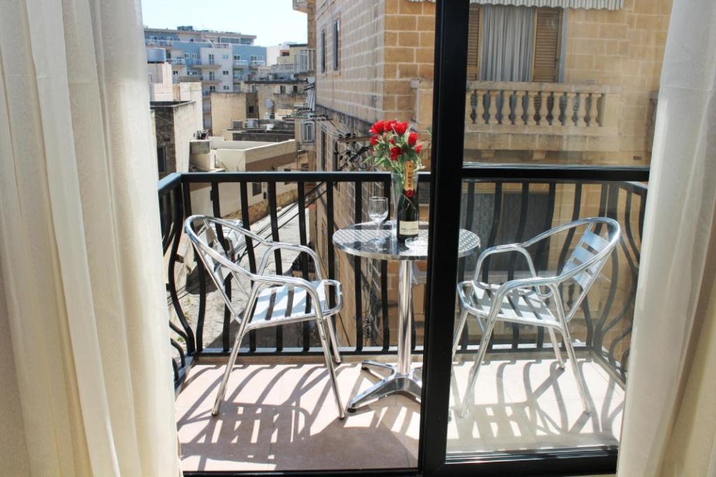 Seashells 2 Bedroom Apartments With Terrace, Just Off The Bugibba Promenade - By Getwaysmalta St. Paul's Bay Exterior photo